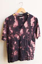 Load image into Gallery viewer, black tie dye v neck tee