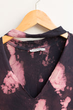 Load image into Gallery viewer, black tie dye v neck tee