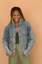 Load image into Gallery viewer, flannel lined levis denim jacket