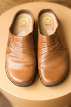 Load image into Gallery viewer, tan clogs