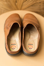 Load image into Gallery viewer, tan clogs